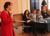 Dorota Kania, prezes cieszyńskeigo hospicjum (z lewej), i prelegenci konferencji o pomocy osobom przeżywającym żałobę