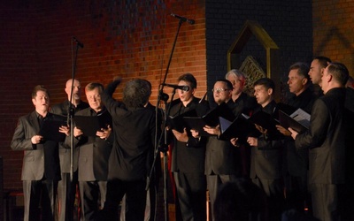 Kairos jest jedynym w Polsce zespołem, którego podstawowym repertuarem są mistyczne pieśni cerkiewne oraz dawne śpiewy kościołów wschodnich.