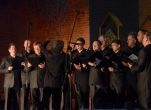 Kairos jest jedynym w Polsce zespołem, którego podstawowym repertuarem są mistyczne pieśni cerkiewne oraz dawne śpiewy kościołów wschodnich.