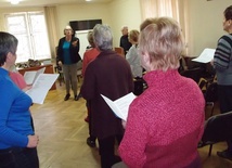 Seniorzy śpiewają gospel