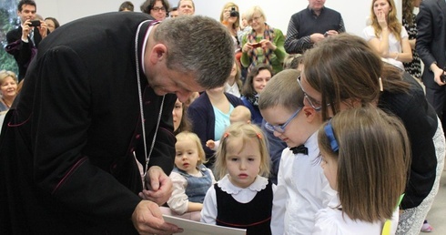 Przedszkolaki z "Ziarenka" spotkały się z biskupem Romanem Pindlem