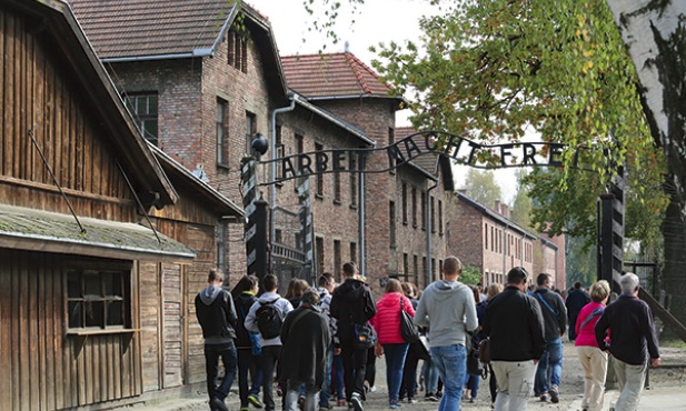 Wizyta w Auschwitz może być nie tylko lekcją historii, ale wstępem do dialogu  – wskazują autorzy projektu „Przez wspólną historię  – ku przyszłości” 