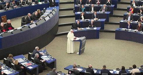W Parlamencie Europejskim papież Franciszek 25 listopada apelował o to samo, o co zawsze dopominali się Jan Paweł II i Benedykt XVI – by Europa nie wypierała się swoich chrześcijańskich korzeni, ale czerpała z nich żywotne soki na przyszłość