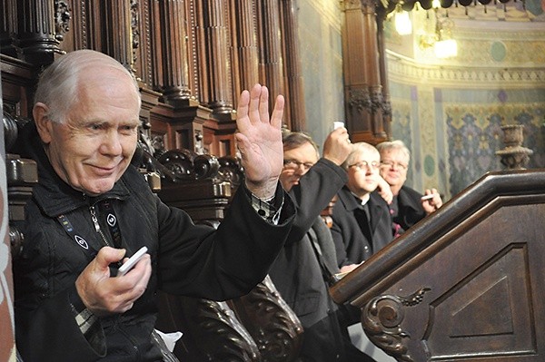 Powyżej: Ks. prof. Wojciech Góralski w czasie synodalnych prac