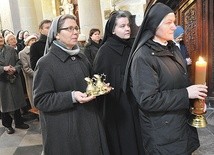  Przedstawicielki wspólnot zakonnych z diecezji płockiej: misjonarka Świętej Rodziny z Mławy, pasjonistka św. Pawła od Krzyża z Przasnysza i misjonarka klaretynka z Modlina w procesji z darami do ołtarza