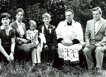 Rodzina Browarczyków w komplecie. Od lewej: Antoni, mama Marianna, siostra Grażyna i tata Czesław