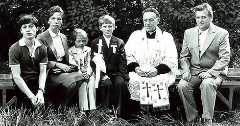 Rodzina Browarczyków w komplecie. Od lewej: Antoni, mama Marianna, siostra Grażyna i tata Czesław