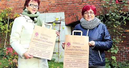 Leokadia Silna (z lewej) i Helena Pasierbska od wielu lat są wolontariuszkami parafialnego zespołu Caritas