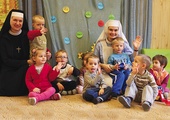  S. Tarzycja (z lewej) i s. Kamiliana razem z grupą 3-latków 