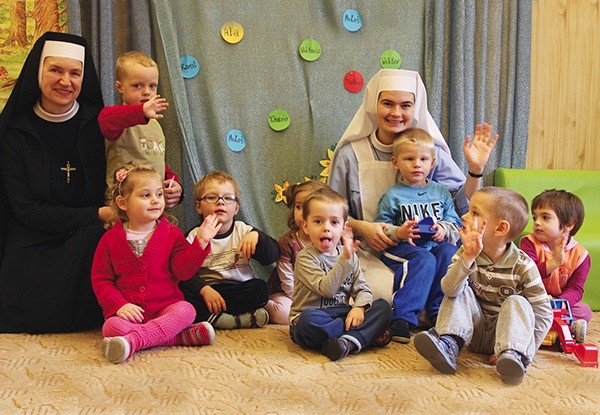  S. Tarzycja (z lewej) i s. Kamiliana razem z grupą 3-latków 