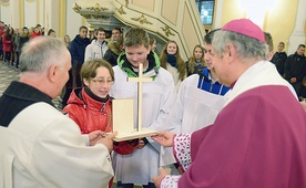  Repliki symboli ŚDM młodzi ze swoimi duszpasterzami zabierali do rodzinnych parafii