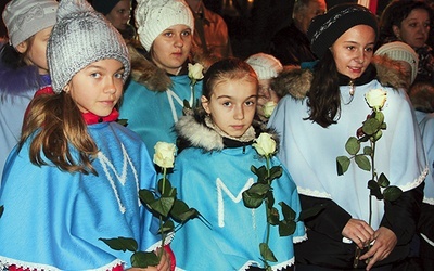  Dziewczynki z DSM w Łączkach Brzeskich na obraz Pana Jezusa  czekały z białymi różami