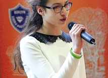 Agata Wojciechowska ze Szkoły Podstawowej nr 2 w Lubsku zaprezentowała wiersz Jana  Pawła II „Do sosny polskiej”