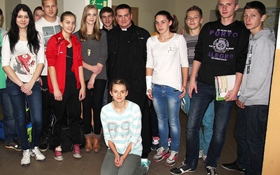  Ks. Tomasz Stanek ze swoimi uczniami z żywieckiej szkoły sportowej