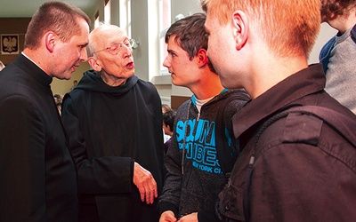  Podczas wizyty w Koszalinie o. Leon spotkał się nie tylko z licealistami. Także dorośli mieli okazję porozmawiać z zakonnikiem i dostać jego autograf