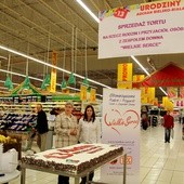 - Tort nie jest nasze pierwsze wspólne przedsięwzięcie - przypominają: Agnieszka Kucharska-Capłap, dyrektor Auchan w Bielsku-Białej i Małgorzata Martyniak, prezes "Wielkiego Serca"