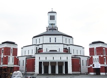 Będące jeszcze częściowo w budowie Centrum  św. Jana Pawła II na Białych Morzach robi duże wrażenie na pielgrzymach z innych krajów