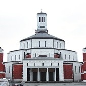 Będące jeszcze częściowo w budowie Centrum  św. Jana Pawła II na Białych Morzach robi duże wrażenie na pielgrzymach z innych krajów