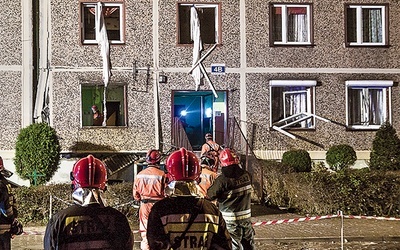  Gruzowisko w środku budynku przeszukiwała specjalna grupa poszukiwawcza z psami z Jastrzębia-Zdroju 