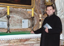  Ks. Rafał Wyleżoł pokazuje miejsce, w którym stały skradzione relikwie