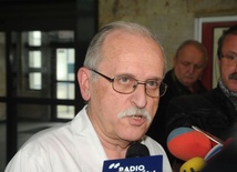 Adaś sięga po zabawki i reaguje na pytania