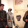 Piotr Moskwa (po lewej) i Mateusz Zabost na wernisażu wystawy wystąpili w mundurach armii rosyjskiej i pruskiej