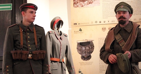 Piotr Moskwa (po lewej) i Mateusz Zabost na wernisażu wystawy wystąpili w mundurach armii rosyjskiej i pruskiej