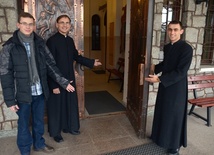 Do przekroczenia furty seminarium zapraszają (od lewej): Michał Kopciński, ks. Paweł Gogacz i dk. Wojciech Pawłowski