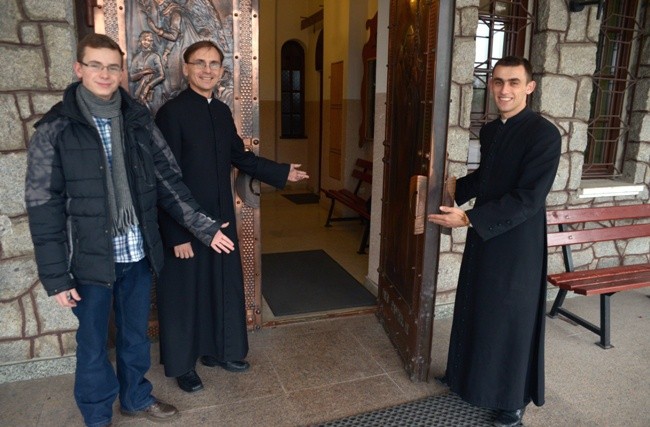 Do przekroczenia furty seminarium zapraszają (od lewej): Michał Kopciński, ks. Paweł Gogacz i dk. Wojciech Pawłowski