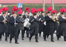 Orkiestra przyprowadziła górniczy pochód do kościoła św. Urbana w Brzeszczach