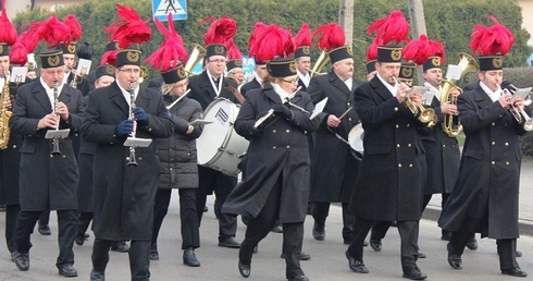 Orkiestra przyprowadziła górniczy pochód do kościoła św. Urbana w Brzeszczach