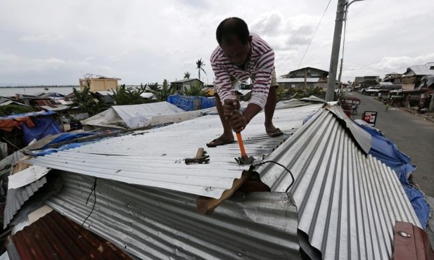 Dziesiątki tysięcy ludzi uciekają przed tajfunem