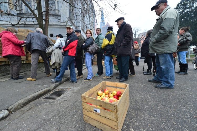 Jabłka od Caritas