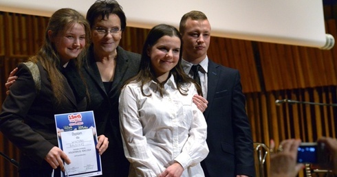 Premier Ewa Kopacz z wolontariuszami