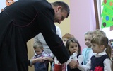 Maluchy z Brzeszcz gościły w swoim przedszkolu biskupa Romana Pindla