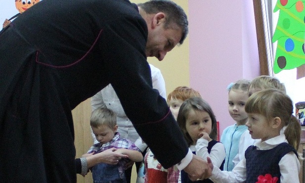 Maluchy z Brzeszcz gościły w swoim przedszkolu biskupa Romana Pindla