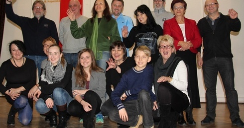 Pamiątkowa fotografia podczas jednej z prób do przedstawienia "Gali dla hospicjum"