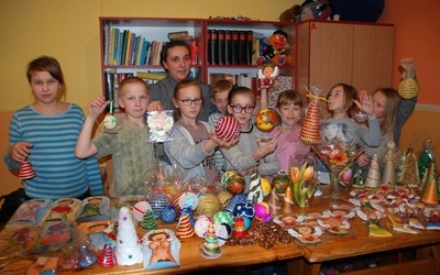 S. Małgorzata Binkowska i dzieci uczęszczające do świetlicy pokazują wykonane przez siebie świąteczne ozdoby