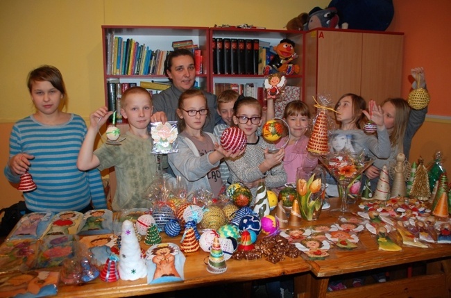 S. Małgorzata Binkowska i dzieci uczęszczające do świetlicy pokazują wykonane przez siebie świąteczne ozdoby