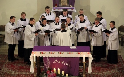 Akatyst zaśpiewała schola WSD w Łowiczu pod kierunkiem ks. Roberta Bernagiewicza