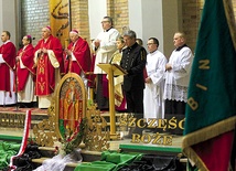  Kilkadziesiąt sztandarów, górnicze dary na ofiarowanie, Msze święte z ludźmi ubranymi w czarne mundury i czaka z pióropuszami tworzą niezapomniane wrażenie