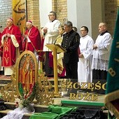  Kilkadziesiąt sztandarów, górnicze dary na ofiarowanie, Msze święte z ludźmi ubranymi w czarne mundury i czaka z pióropuszami tworzą niezapomniane wrażenie