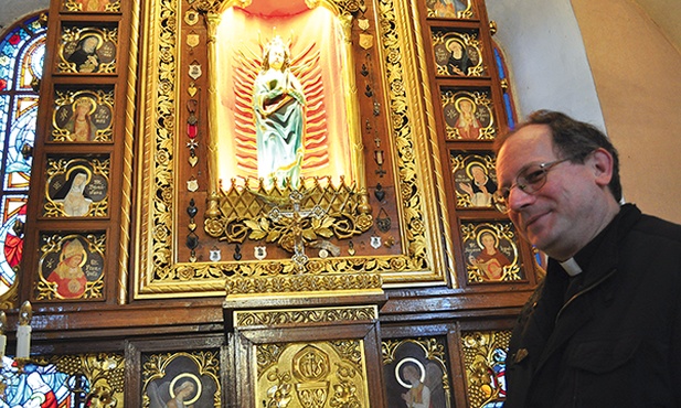  – Maryja jest przedstawiona w geście zasłuchania, jakby była w chwili Zwiastowania.  Jej dłonie są złożone, a oczy zwrócone ku górze – mówi ks. proboszcz Tomasz Opaliński