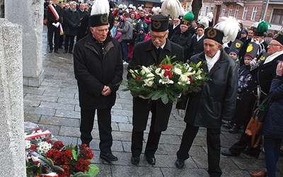 Podczas składania kwiatów pod tablicami upamiętniającymi tych, którzy zginęli pod ziemią, w niejednym oku zakręciła się łza