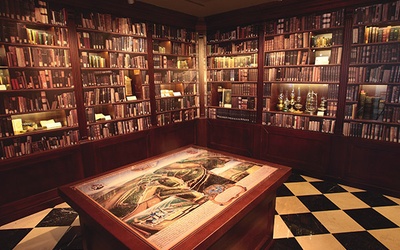 Zwiedzanie zaczyna się od wiernie zrekonstruowanej biblioteki klasztornej
