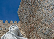 Z okna klasztoru Wcielenia Teresa patrzyła na potężne mury miasta Ávila. Ten obraz musiał ją inspirować przy pisaniu „Twierdzy wewnętrznej”