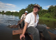 Ojciec Kasper Mariusz Kaproń OFM podczas przeprawy przez rzekę Rio Blanco