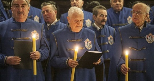 Konfratrzy w niebieskich kontuszach