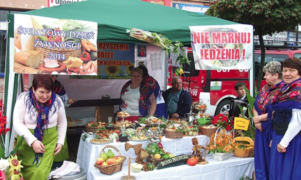  Panie z różnych stowarzyszeń przygotowały moc smakołyków