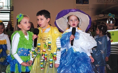  Najmłodsi uczestnicy zaprezentowali ekologiczne ubiory